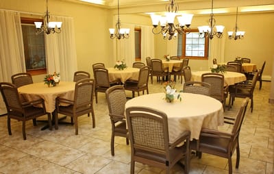 Cozy dining room with tables and flowers