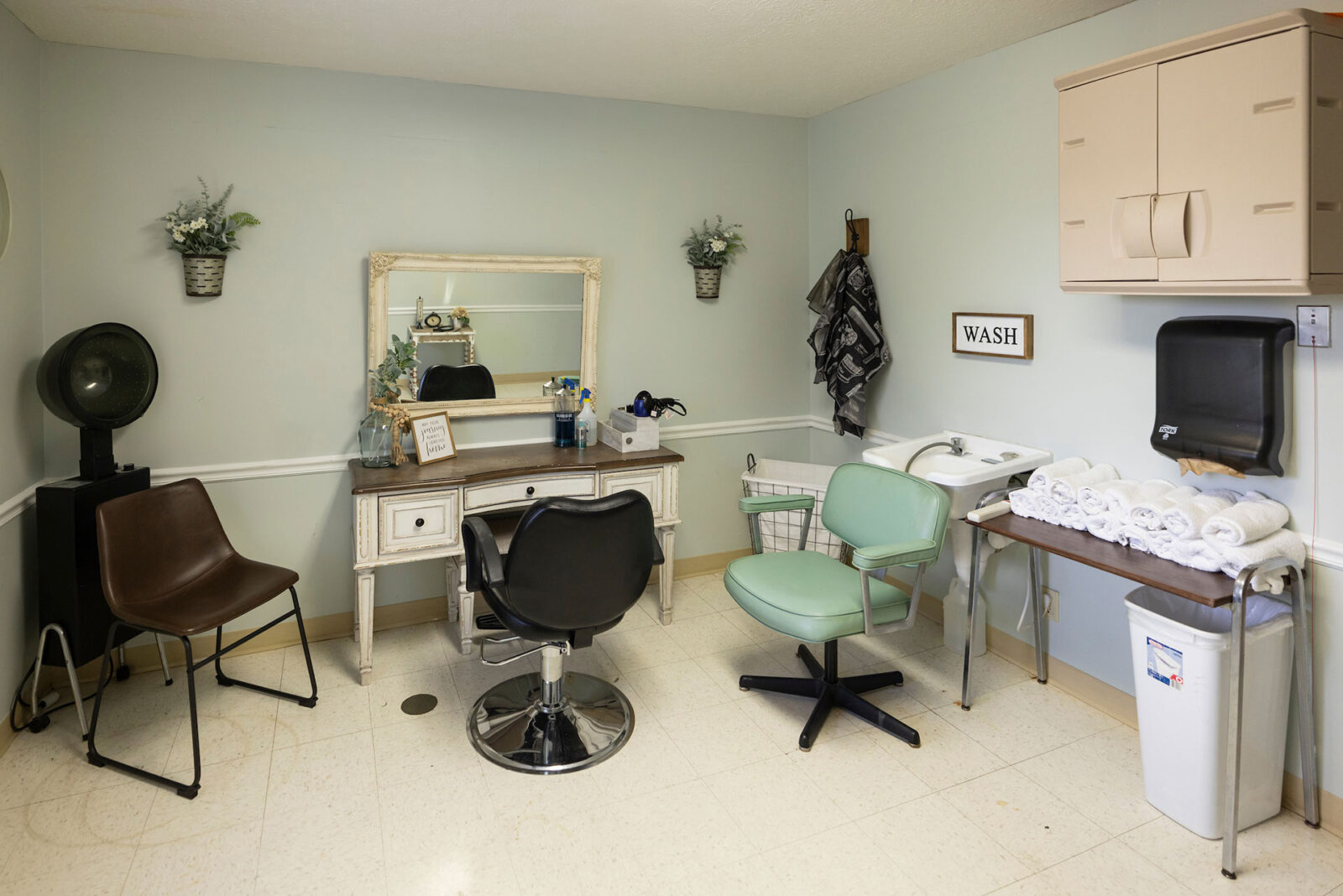 Beauty salon with chairs and mirrors