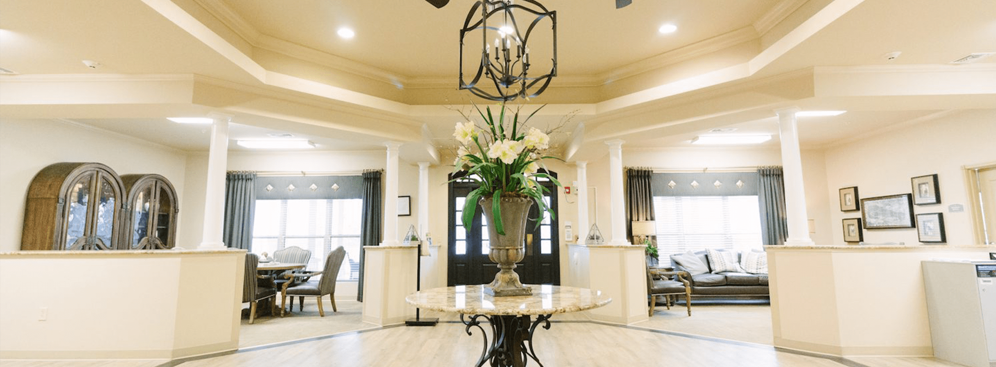 Interior view of the common area with furnishings and decor