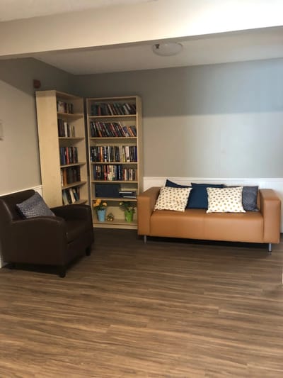 Cozy common area with bookshelves and seating