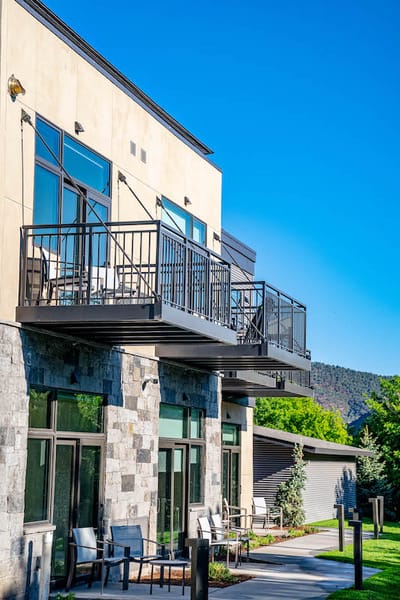 Exterior view of Sopris Lodge at Carbondale with balconies