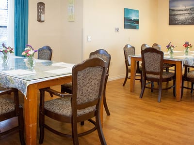 Dining room with tables and flowers