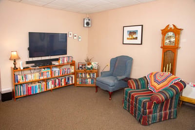 Cozy common area with bookshelves and seating