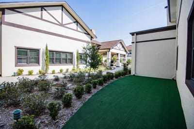 Royal Dalton House the, assisted living in Homosassa, FL — Pathway and landscaped garden of a senior living facility