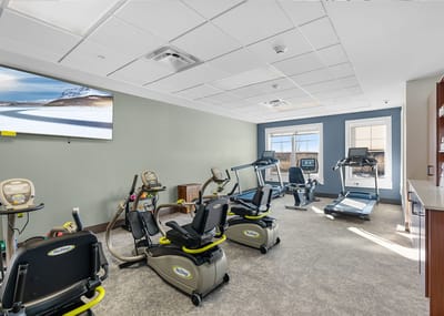 Well-equipped exercise room with fitness machines