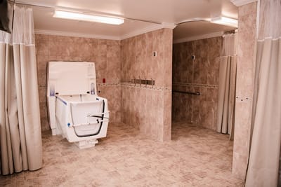 Accessible bathing room with safety features
