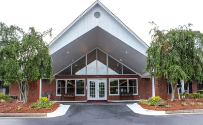 Front entrance of Oaks at Conyers facility