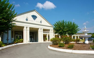 Exterior view of the Oaks at Dalton facility