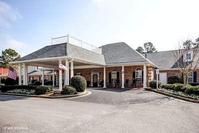 Exterior view of Cedarhurst of Oakwood building entrance