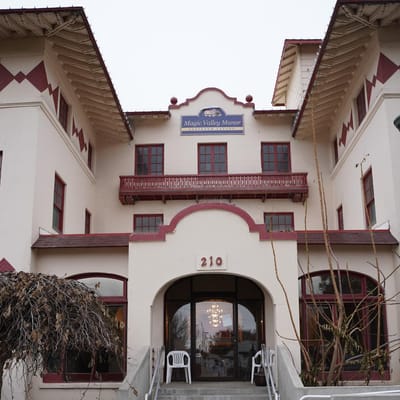 Exterior view of Magic Valley Manor building