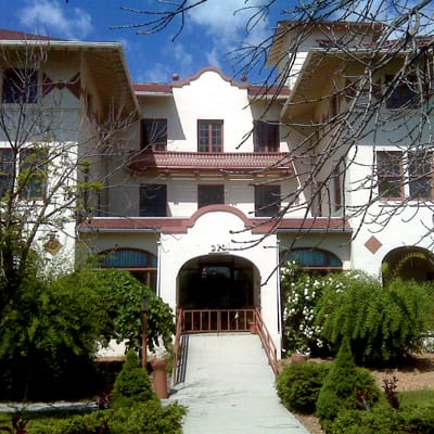 Exterior view of Magic Valley Manor with greenery