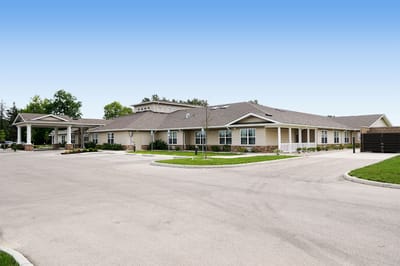 Exterior view of Lincolnshire Place assisted living facility