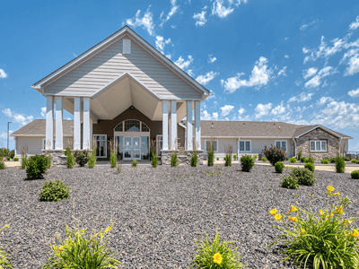 Exterior view of Cedarhurst of Bethalto with landscaping