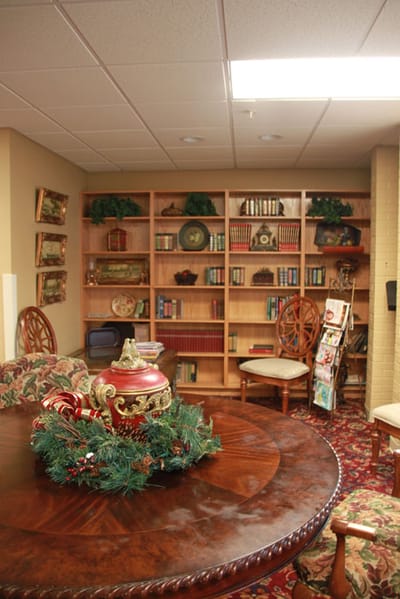 Cozy common area with bookshelves and decor
