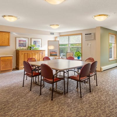 Common area with a round table and chairs