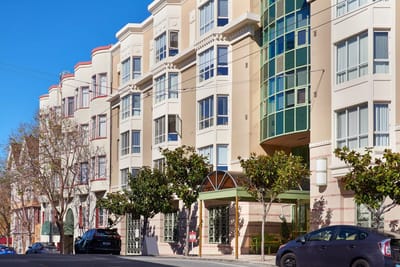 Exterior view of The Ivy at Blue Oaks facility