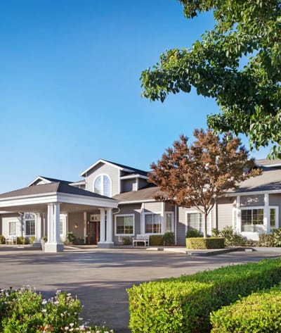 Exterior of The Ivy at Blue Oaks facility