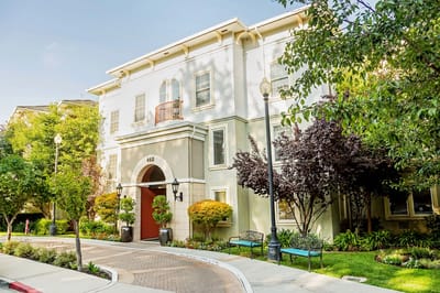Exterior view of The Ivy at Blue Oaks building