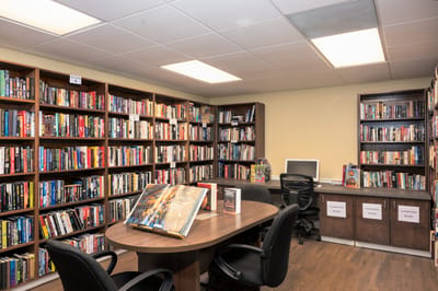 Interior view of a library with shelves of books.