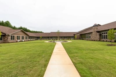 Courtyard of Oaks at Savannah with pathway