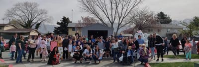 Large group photo outdoor with families and a mascot