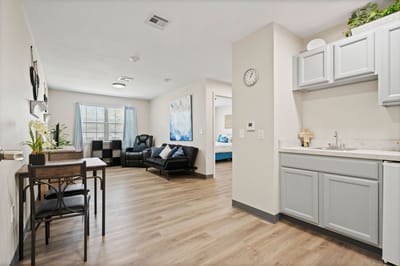 Sundale Senior Living of Huntsville, assisted living in Huntsville, TX — Cozy living space with kitchenette and seating area