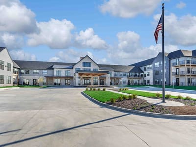 Exterior view of Cedarhurst of Wentzville with a flag