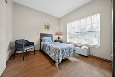 A simple single bedroom in a nursing facility