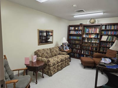 Cozy common area with bookshelves and seating