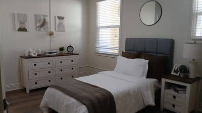 A cozy and well-furnished resident room