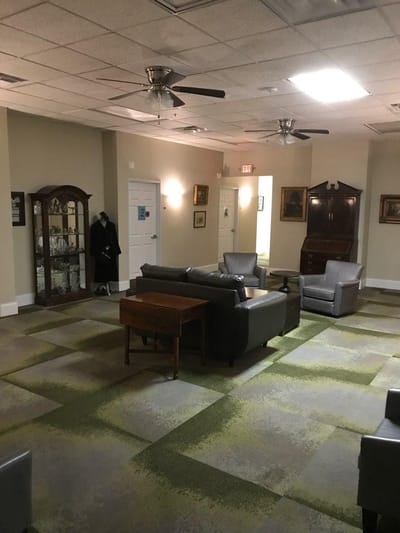 Seating area in a common room with decorative elements