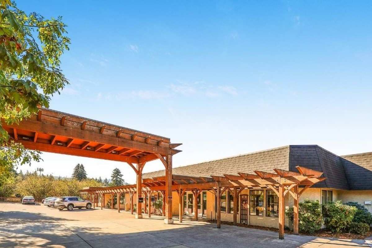 Exterior view of Cascade Terrace Post Acute facility entrance
