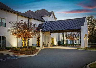 Entrance of the Somerby Edgewater facility with landscape