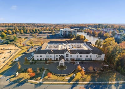 Aerial view of Somerby Edgewater facility surrounded by nature