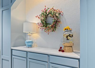 Interior space with a decorative arrangement and drinks
