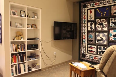 Cozy facility room with books and a quilt