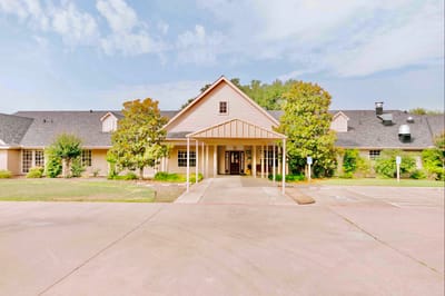 Exterior view of The Oaks of Granbury facility