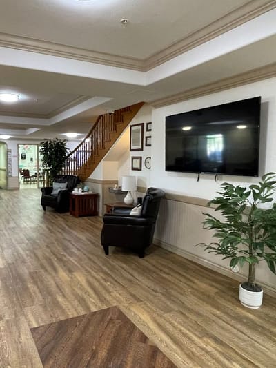Common area with seating and decor in an assisted living facility