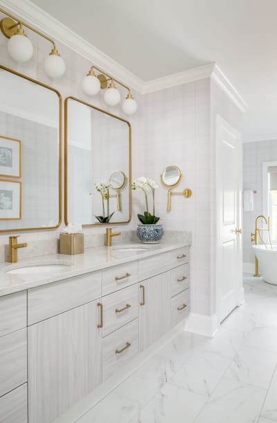 Modern bathroom with elegant fixtures and décor