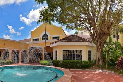 Exterior view of Oakmont at Gordon Park with a fountain