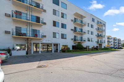 Exterior view of Colonial Vista Senior Living facility