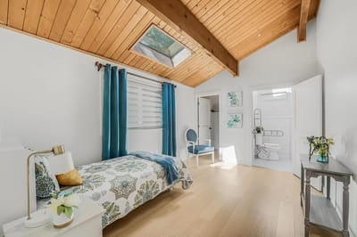 Bright and welcoming private room with wooden ceiling