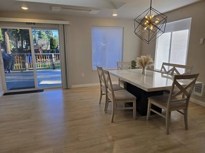 Bright dining area with a view to the outdoor space