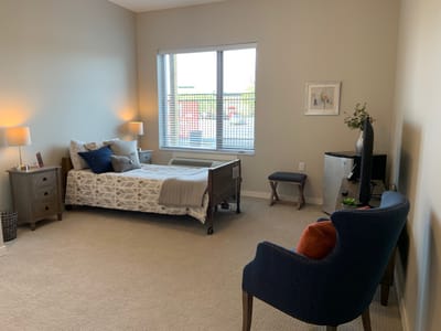 Resident room with a bed and seating area