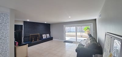 Bright common area with seating and a view to the garden