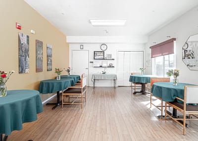 Bright dining area with tables and flowers