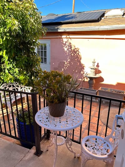 Outdoor seating area with plants and a fountain