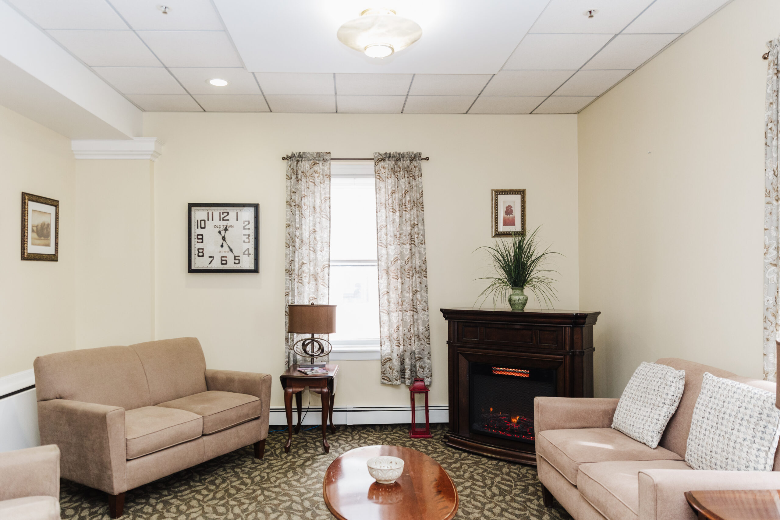 Common area with seating and decorative elements
