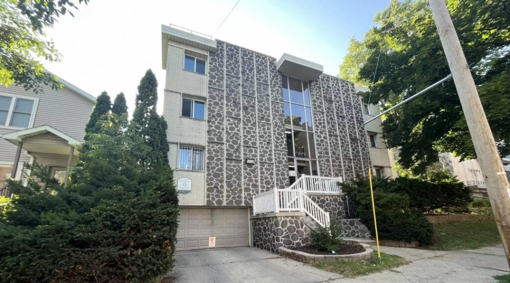 Canterbury Court – Milwaukee