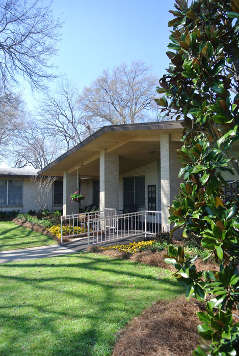 Exterior view of Southern Oaks facility entrance